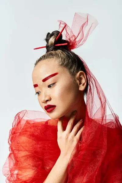 Femme Asiatique Robe Rouge Frappe Une Pose Captivante — Photo
