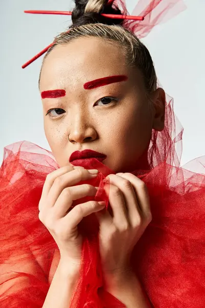 穿着醒目的红色妆容 神气十足的亚洲女人 — 图库照片