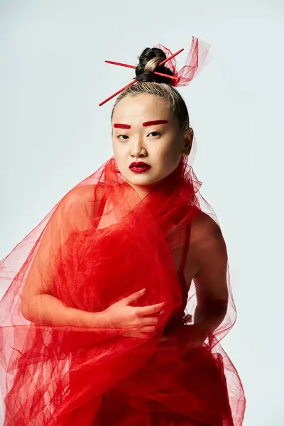 Азиатка Ярком Красном Платье Вуали Изящно Позирует — стоковое фото
