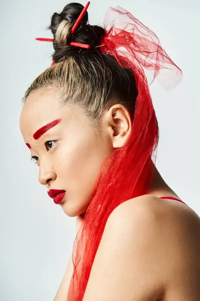Привлекательная Азиатка Яркими Рыжими Волосами Интенсивным Красным Макияжем Уверенно Позирует — стоковое фото