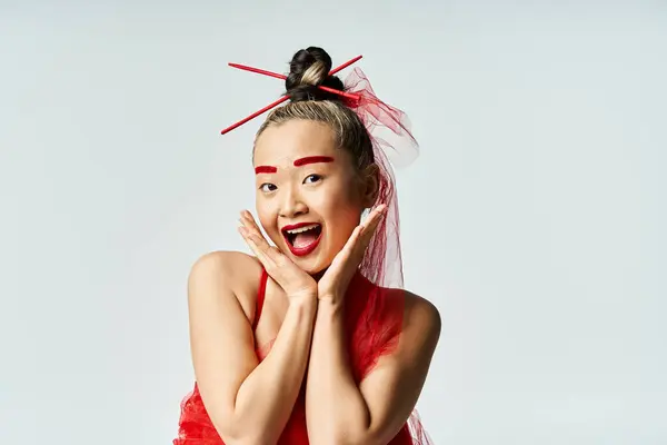 Asiatin Roten Kleid Mit Den Händen Gesicht — Stockfoto