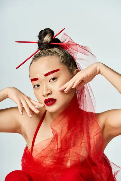 Захватывающая Азиатка Ярком Красном Платье Руки Голове — стоковое фото
