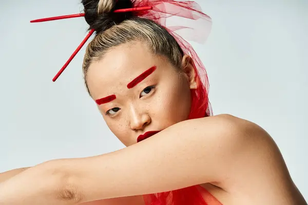 Une Femme Asiatique Captivante Dans Une Robe Rouge Frappante Ornée — Photo