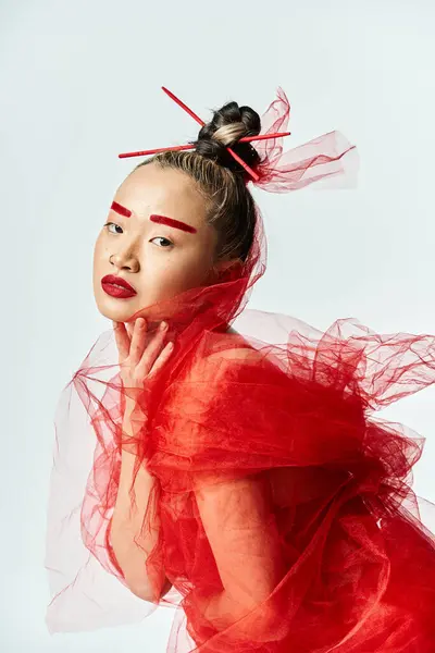 Азіатська Жінка Червоній Сукні Вуаль Позує Витончено Ліцензійні Стокові Фото