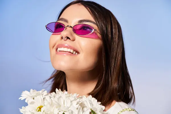 Uma Mulher Morena Elegante Usando Óculos Sol Segura Vibrante Buquê — Fotografia de Stock