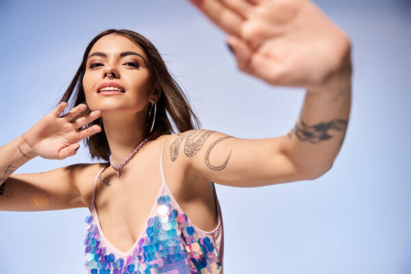 Брюнетка излучает радость в ярком фиолетовом платье в студии, источая уверенность и расслабление.