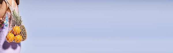 Мешок свежих фруктов, элегантно свисающий со стороны здания в городской среде.