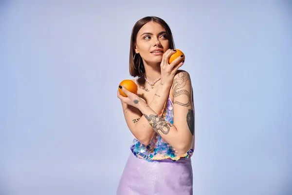 Młoda Kobieta Brunetką Delikatnie Trzyma Dłoniach Dwie Żywe Pomarańcze — Zdjęcie stockowe