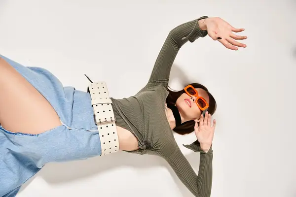 Uma Jovem Com Cabelo Morena Usando Óculos Sol Uma Camisa — Fotografia de Stock