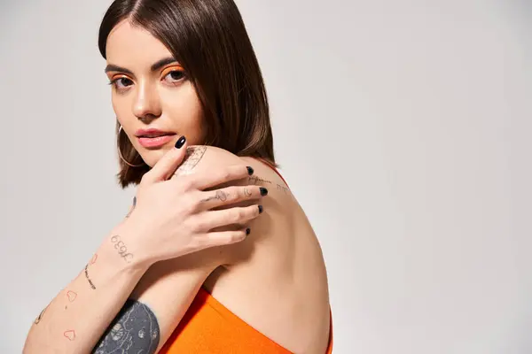 Uma Jovem Com Cabelo Morena Exibindo Uma Tatuagem Seu Braço — Fotografia de Stock