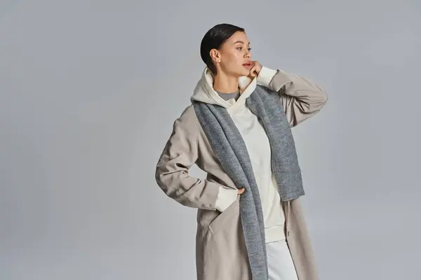 Μια Νέα Κομψή Γυναίκα Στέκεται Ένα Στούντιο Ντυμένη Μακρύ Παλτό — Φωτογραφία Αρχείου