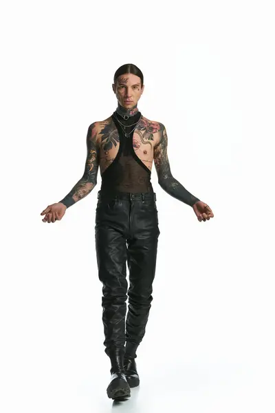Stylish Man Covered Tattoos Confidently Walking White Studio Setting — Stock Photo, Image
