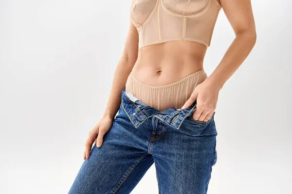 Jovem Mulher Confiantemente Posa Top Sutiã Bronzeado Jeans — Fotografia de Stock