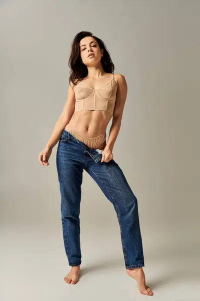 Stylish Woman Jeans Top Posing Confidently — Stock Photo, Image