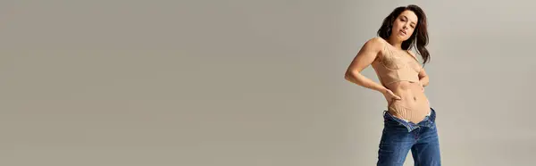 Стильная Молодая Женщина Джинсах Занимает Захватывающую Позу — стоковое фото