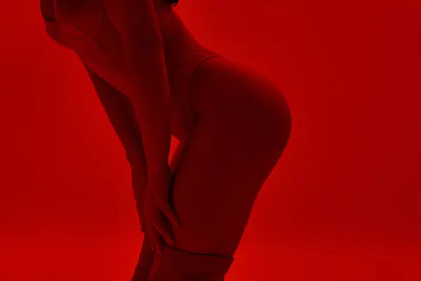 Una Joven Cautivadora Lencería Mostrando Sus Piernas Sensual Resplandor Rojo — Foto de Stock