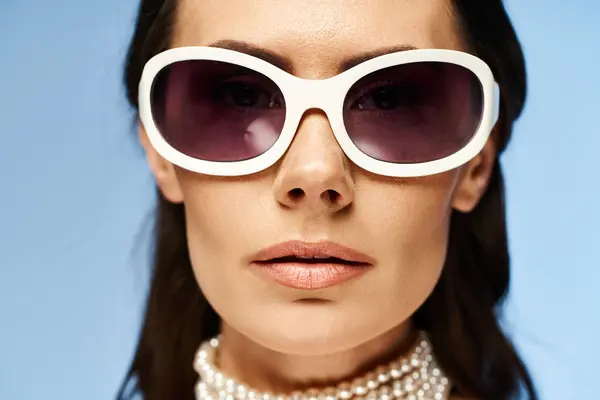Elegant Kvinna Prydd Ett Pärlhalsband Och Trendiga Solglasögon Utstrålar Glamour — Stockfoto