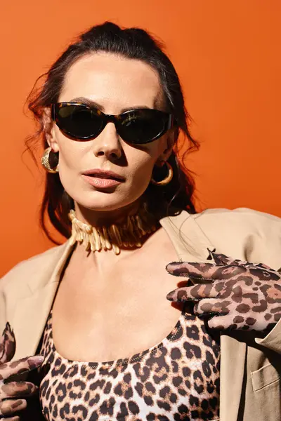 Snygg Kvinna Utstrålar Självförtroende Leopard Print Top Och Trendiga Solglasögon — Stockfoto
