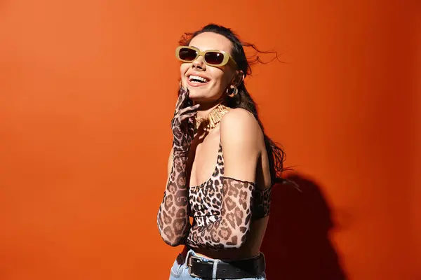 Stylish Woman Rocks Leopard Print Top Sunglasses Exuding Summertime Charm — Stock Photo, Image