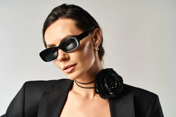 Chic Woman Exudes Confidence Sleek Black Suit Sunglasses Striking Pose — Stock Photo, Image