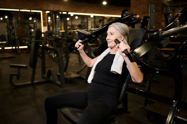 Good Looking Mature Gray Haired Woman Sportswear Training Actively Chest — Stock Photo, Image