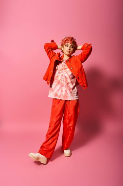 Kırmızı pantolonlu ve kırmızı ceketli bir kadın savurganlık ve coşku yayar..