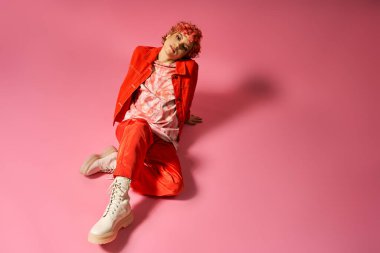 Kırmızı ceketli bir kadın yerde yatıyor..