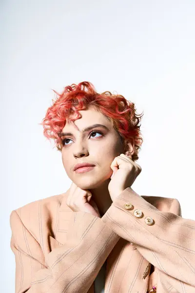 Eine Lebhafte Frau Mit Roten Haaren Posiert Für Ein Foto — Stockfoto