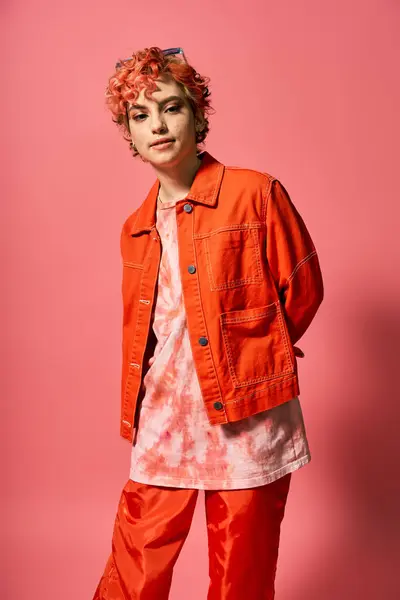 Eine Stilvolle Frau Sticht Orangefarbener Jacke Und Roter Hose Hervor — Stockfoto