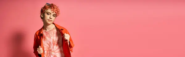 Uma Jovem Com Cabelo Vermelho Destaca Uma Jaqueta Vermelha Vibrante — Fotografia de Stock