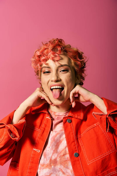 Живая женщина с рыжими волосами тянет смешное выражение.