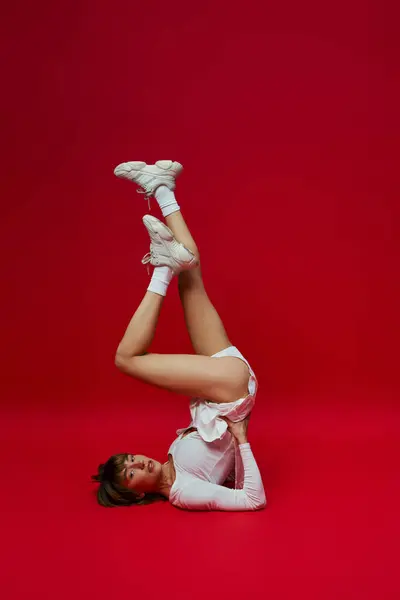Mujer Joven Ropa Deportiva Blanca Realiza Yoga Sobre Fondo Rojo — Foto de Stock