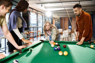 Bir grup iş arkadaşı, modern ofis ortamında bilardo, strateji ve bağ kurma oyunlarını seviyor..