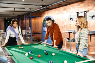 Bir grup yeni başlayan iş arkadaşı dostça bir bilardo oyununun tadını çıkarıyor. Atışlar ve kahkahalarla strateji kurup kaynaşıyorlar..