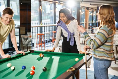 Ortak çalışma alanından meslektaşlar başlangıç takımının üyelerini bir ara sırasında bilardo oynamaya davet ediyorlar..