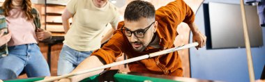 Yeni başlayan bir takımdan bir grup meslektaşım modern bir iş hayatı ortamında bilardo oynuyorlar..