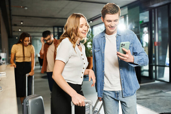 мультикультурные коллеги в корпоративной поездке, прогулка с багажом