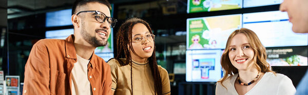 Коллеги-мультикультурники, бизнесмены в повседневной одежде, стоят вместе в холле отеля во время корпоративной поездки.