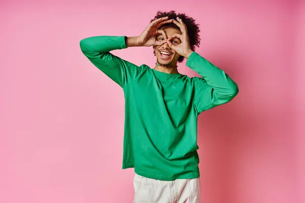 Jovem Afro Americano Alegre Camisa Verde Cobrindo Seus Olhos Expressando — Fotografia de Stock
