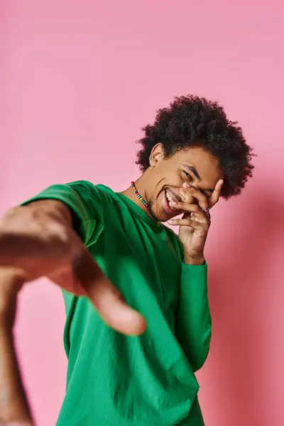 Homem Feliz Com Uma Camisa Verde Delicadamente Levanta Mão Para — Fotografia de Stock