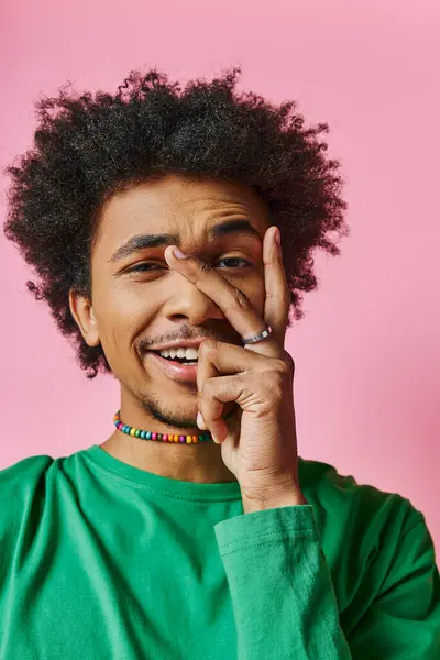 Veselý Afroameričan Kudrnatými Vlasy Zelené Košili Usmívá Dotýká Své Tváře — Stock fotografie