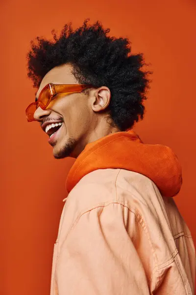 Stylish Young African American Man Curly Afro Wearing Sunglasses Jacket — Stock Photo, Image