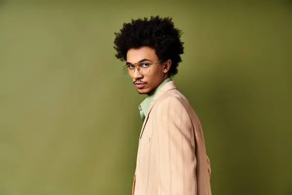 Şık Takım Elbiseli Gözlüklü Genç Adam Canlı Yeşil Bir Duvarın — Stok fotoğraf