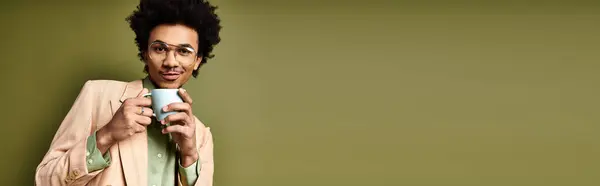 Joven Afroamericano Con Pelo Rizado Atuendo Moda Sosteniendo Una Taza —  Fotos de Stock