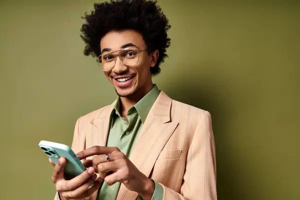 Young African American Man Stylish Suit Sunglasses Confidently Holding Smartphone — Stock Photo, Image