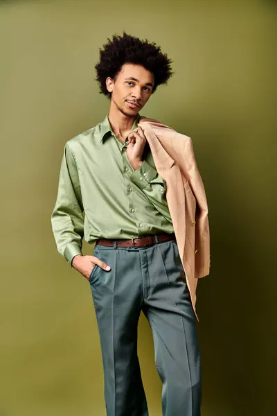 Stylový Mladý Afroameričan Kudrnatými Vlasy Zelené Košili Modrých Kalhotách Pózuje — Stock fotografie