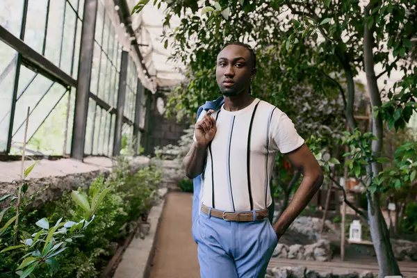 Snygg Afroamerikansk Man Sofistikerad Vit Skjorta Och Blå Byxor Poserar — Stockfoto