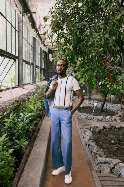 Homem Afro Americano Sofisticado Confiantemente Frente Edifício Colorido Jardim Exuberante Fotografias De Stock Royalty-Free