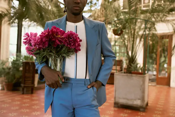 Stilig Man Kostym Håller Ett Gäng Blommor Levande Grön Trädgård — Stockfoto