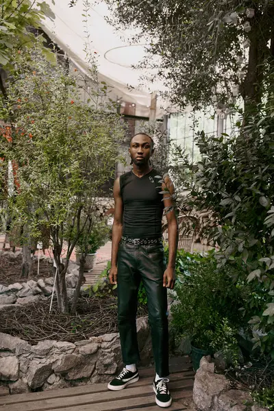 Homem Afro Americano Bonito Com Sofisticado Estilo Dapper Jardim Verde Imagem De Stock